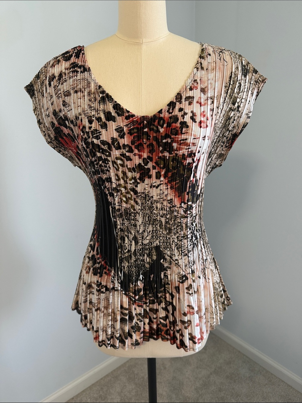 Dressbarn Pleated V-Neck Women’s Top in Leopard Print SZL
